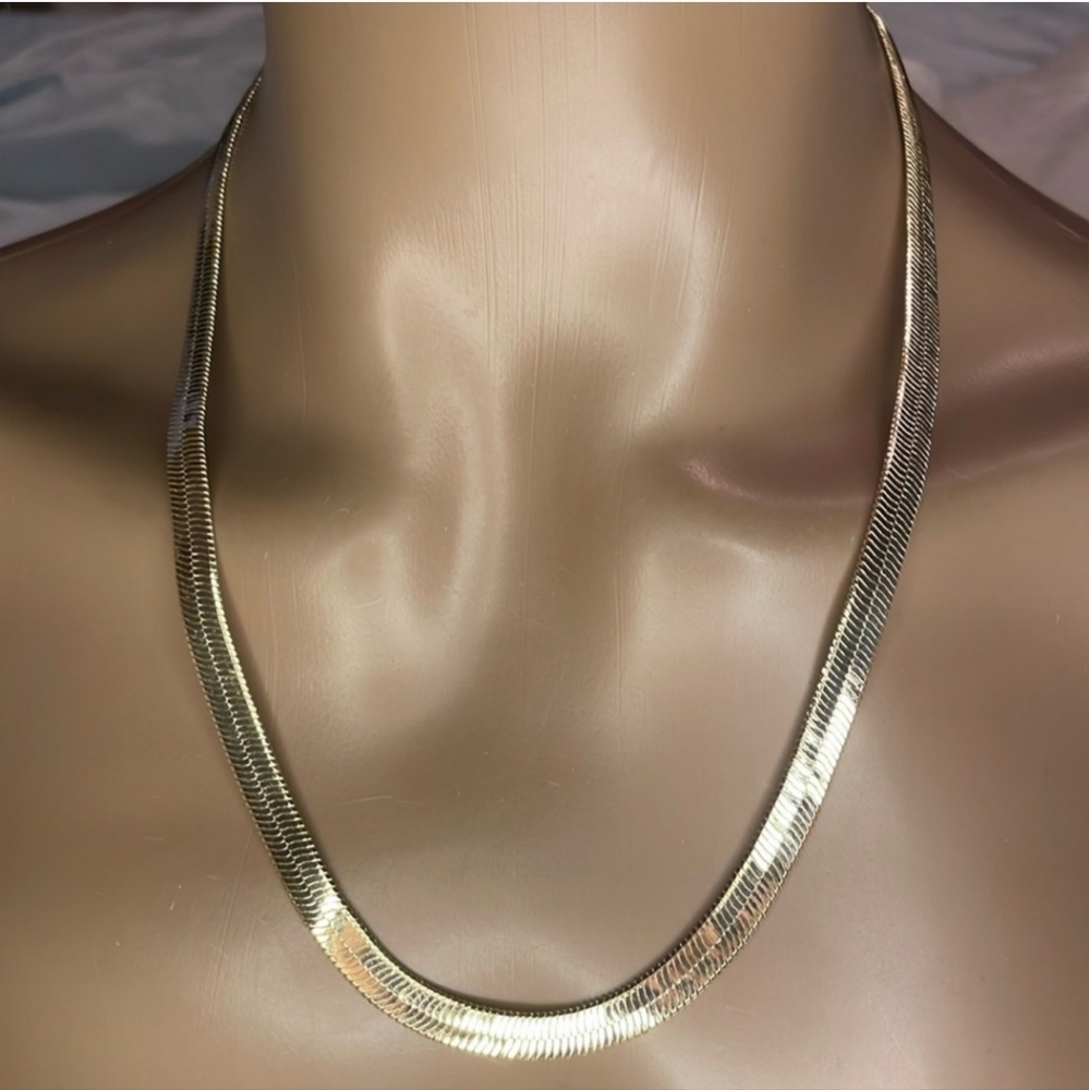 Elegant Gold Necklace